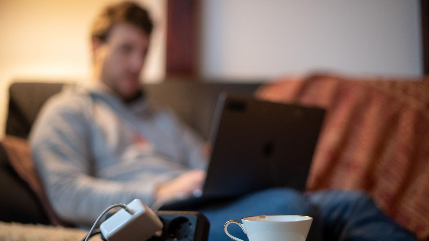 Arbeit im Homeoffice: In vielen Unternehmen gehören Überstunden noch immer zum guten Ton.