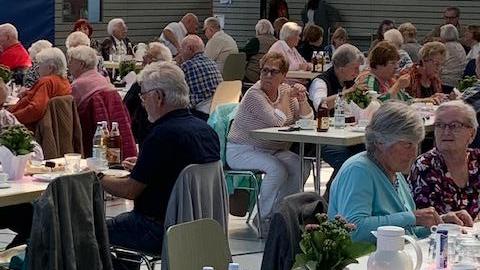 Vei Seniorennachmittag der Gemeinde Hemhofen herrschte beste Stimmung. Vei Seniorennachmittag der Gemeinde Hemhofen herrschte beste Stimmung.