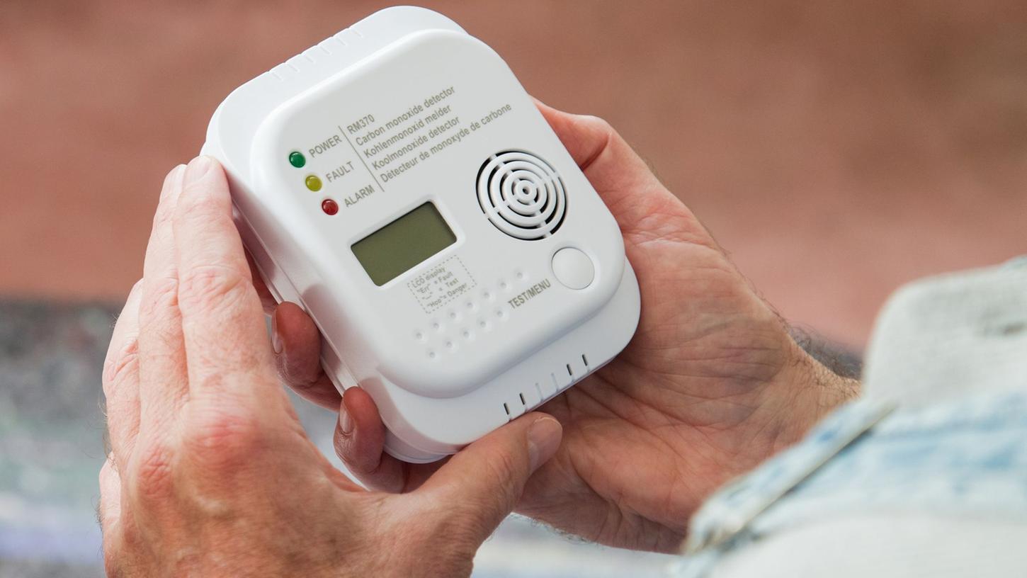 Ein kleines Gerät, das Leben retten kann: Schlägt der Kohlenmonoxid-Melder Alarm, sollte man Wohnung oder Haus verlassen.