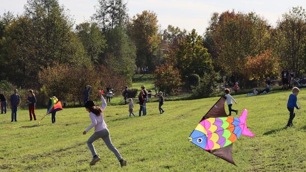 Wer ordentlich Gas gegeben hat, konnte auch ohne viel Wind seinen Drachen steigen lassen.