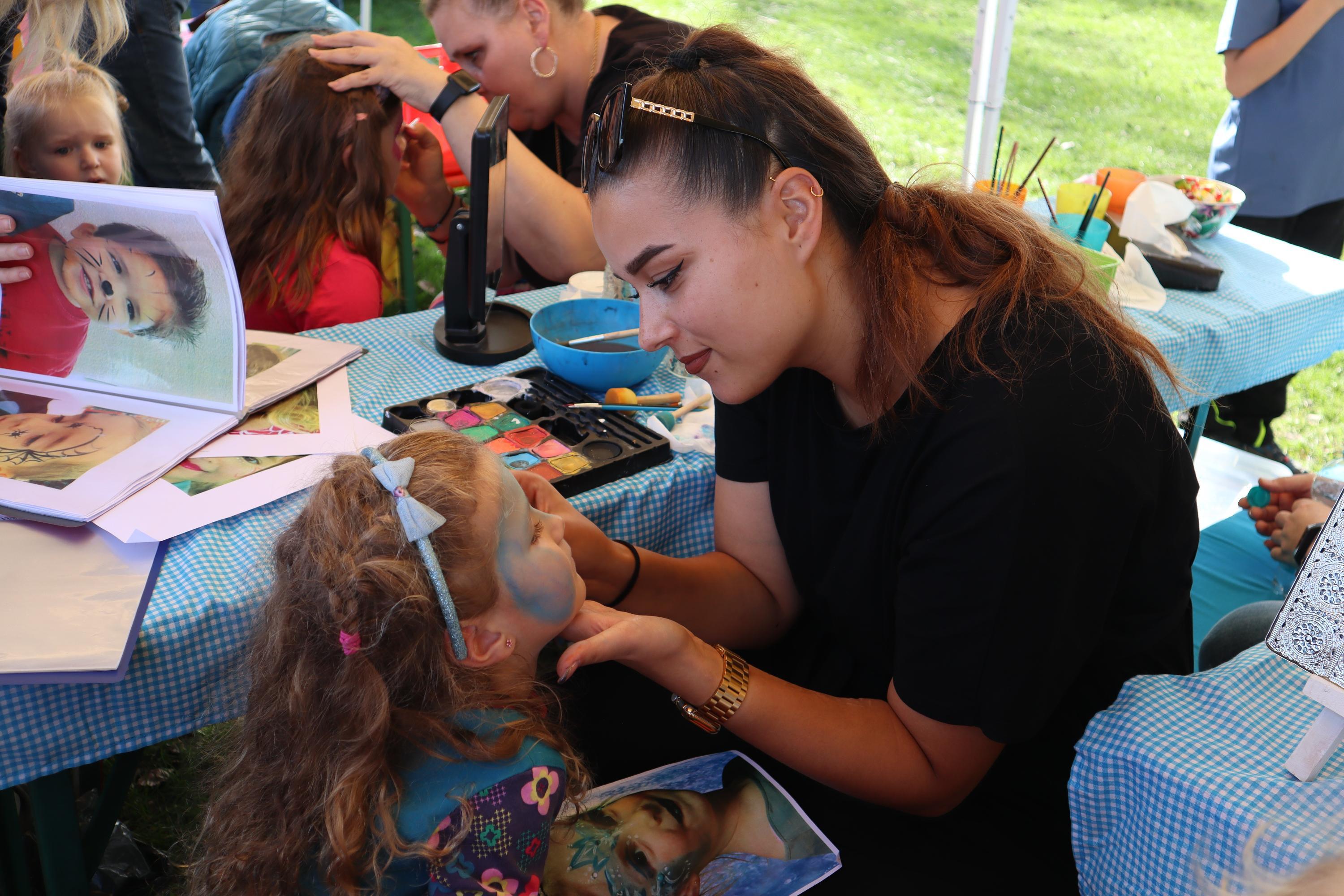 Ob Löwe oder Eisprinzessin, beim Kinderschminken konnten sich die Kinder beim Drachenfest am Altmühlsee sich in ihre Wunschfigur verwandeln lassen. 
