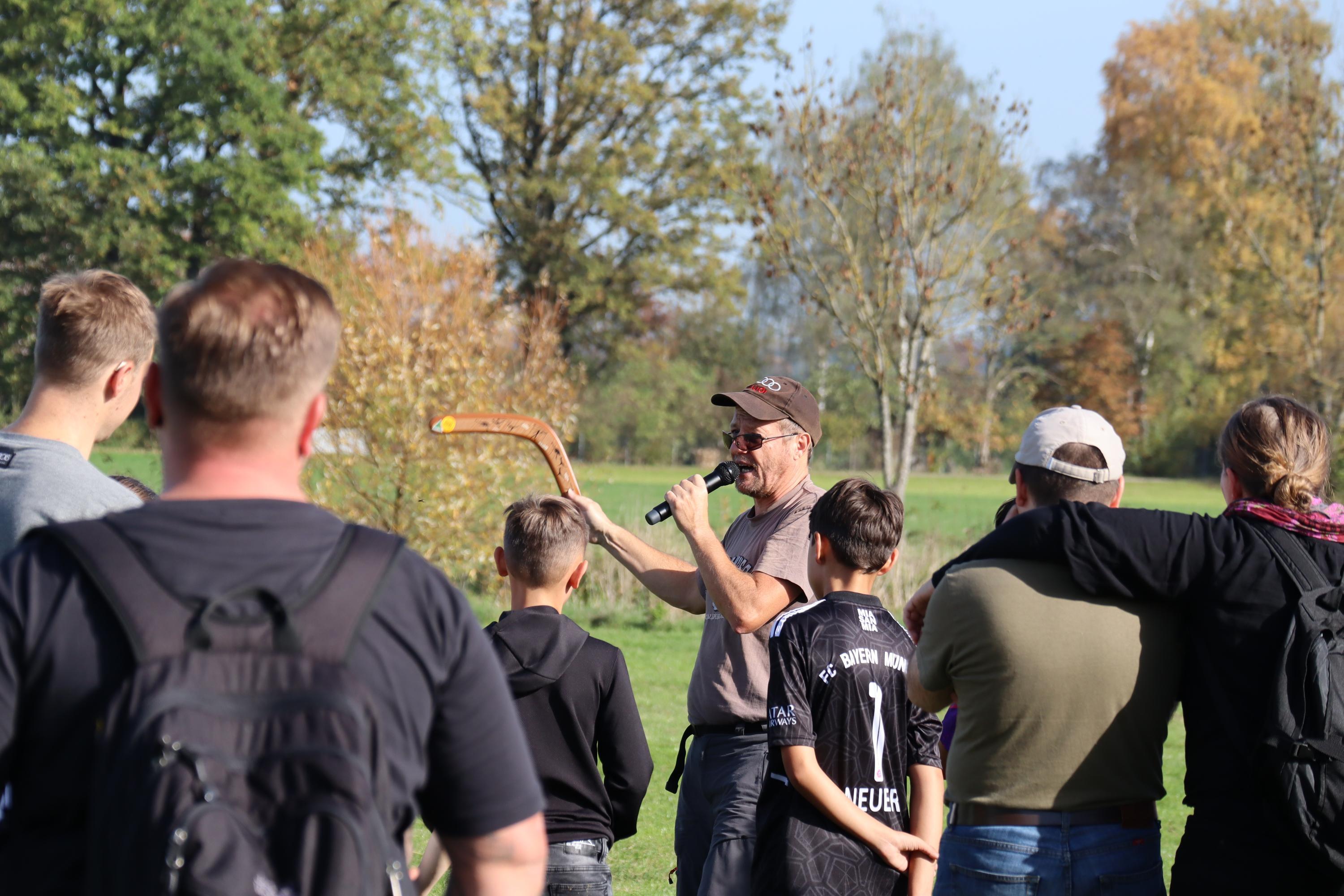 Der Gunzenhäuser Stadtjugendpfleger Helmar Zilcher bot beim Drachenfest einen Bumerang-Workshop an und erklärte im Schnelldurchlauf die richtige Wurftechnik.