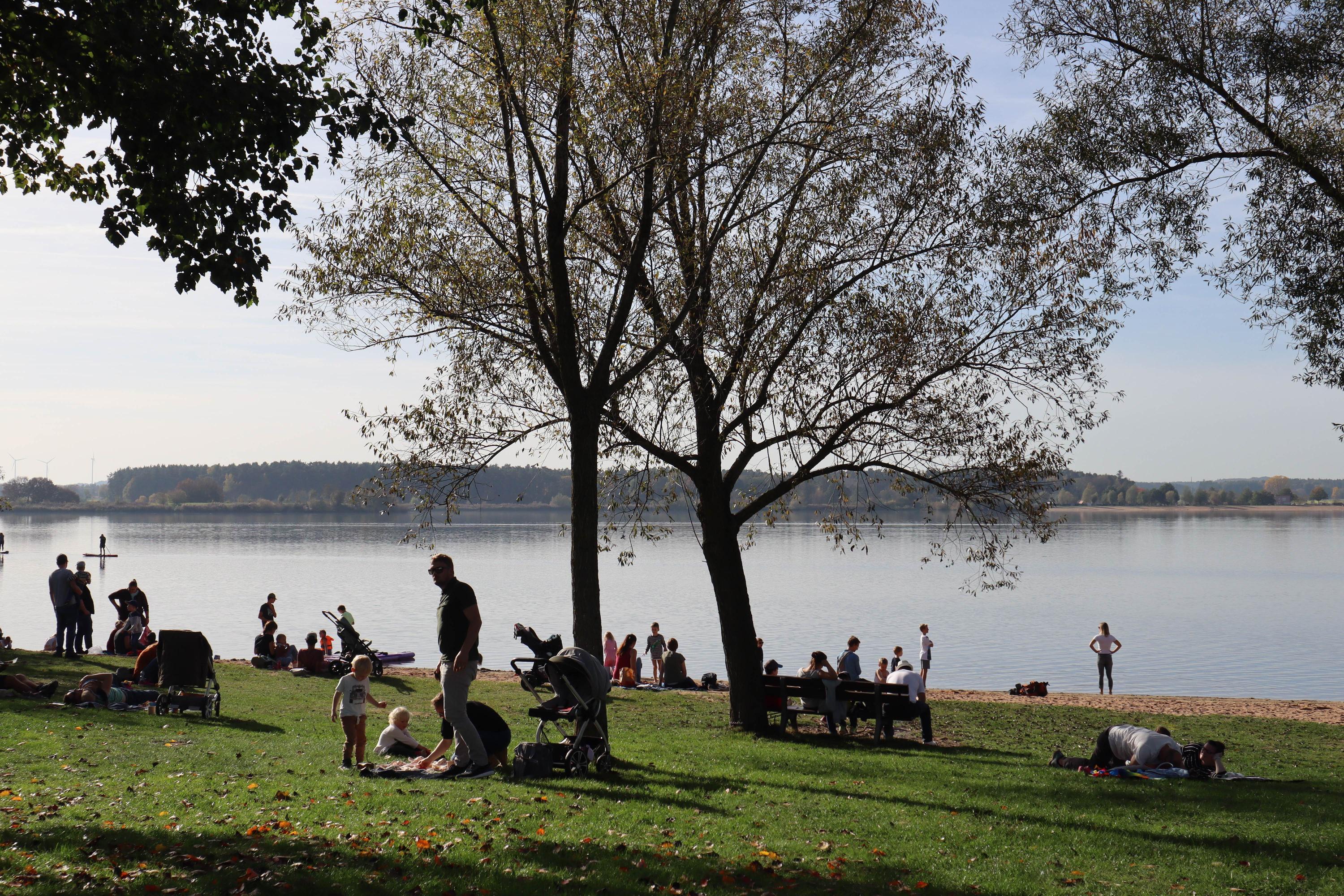 Wer eine kleine Auszeit von all dem Trubel wollte, konnte die warme Herbstsonne am Ufer des Altmühlsees genießen.