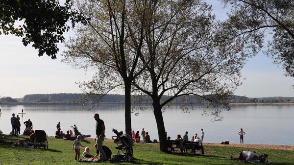 Wer eine kleine Auszeit von all dem Trubel wollte, konnte die warme Herbstsonne am Ufer des Altmühlsees genießen.