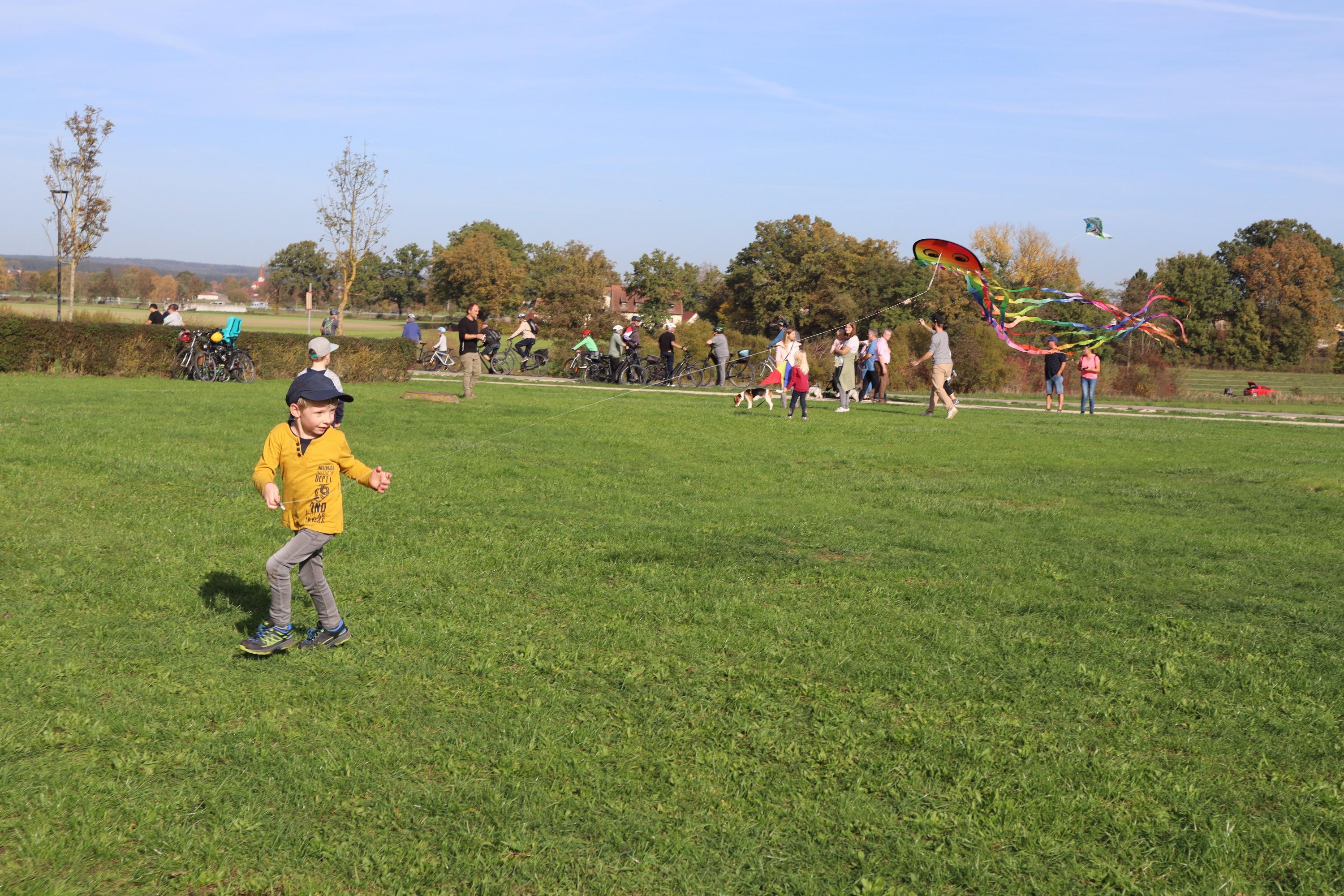 Wer ordentlich Gas gegeben hat, konnte auch ohne Wind - der leider Mangelware war - seinen Drachen steigen lassen.