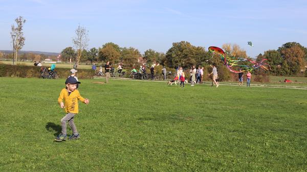Wer ordentlich Gas gegeben hat, konnte auch ohne Wind - der leider Mangelware war - seinen Drachen steigen lassen.