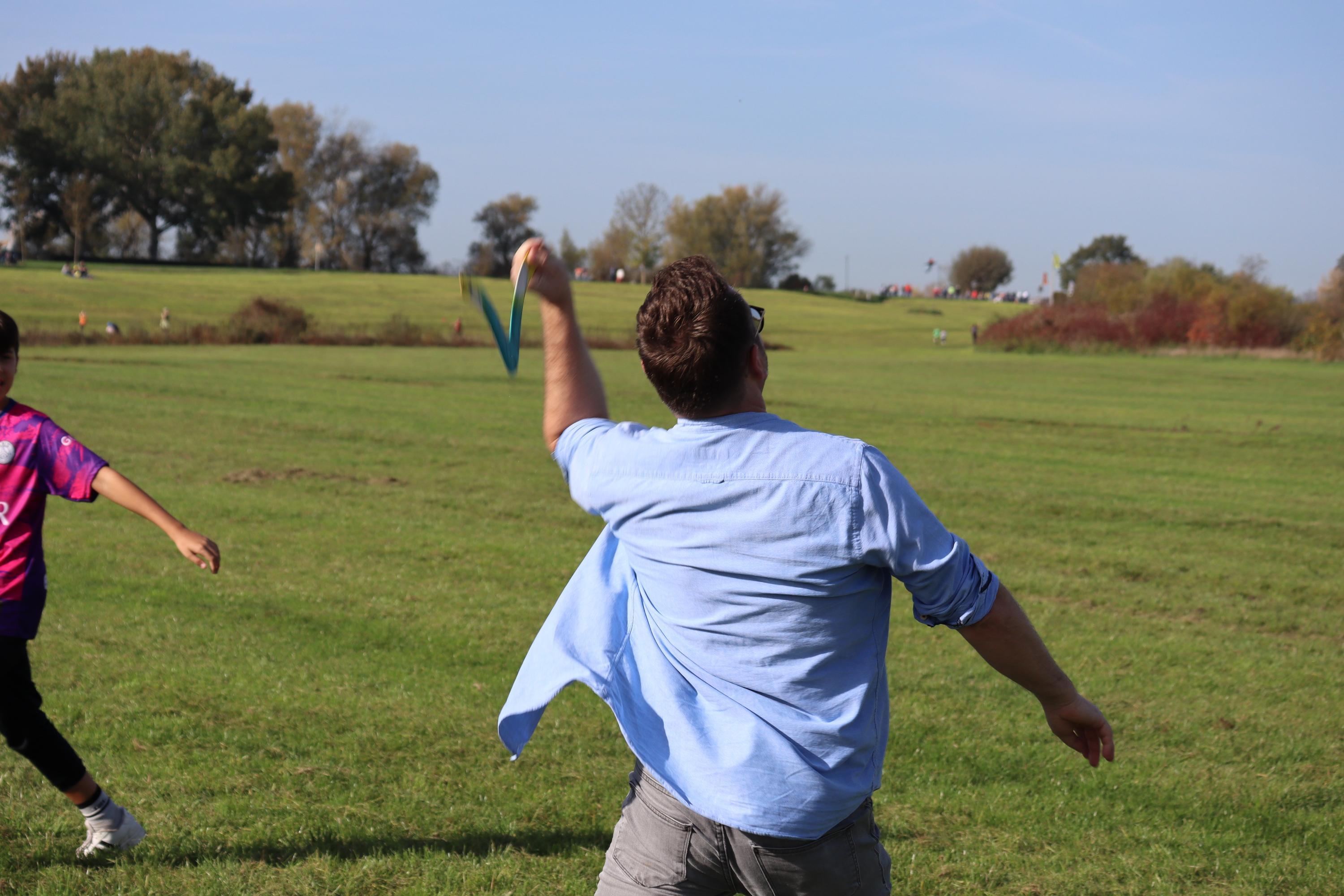 FMit viel sportlichem Einsatz versuchten die Teilnehmer ihren Bumerang wieder zu sich zurückkommen zu lassen.