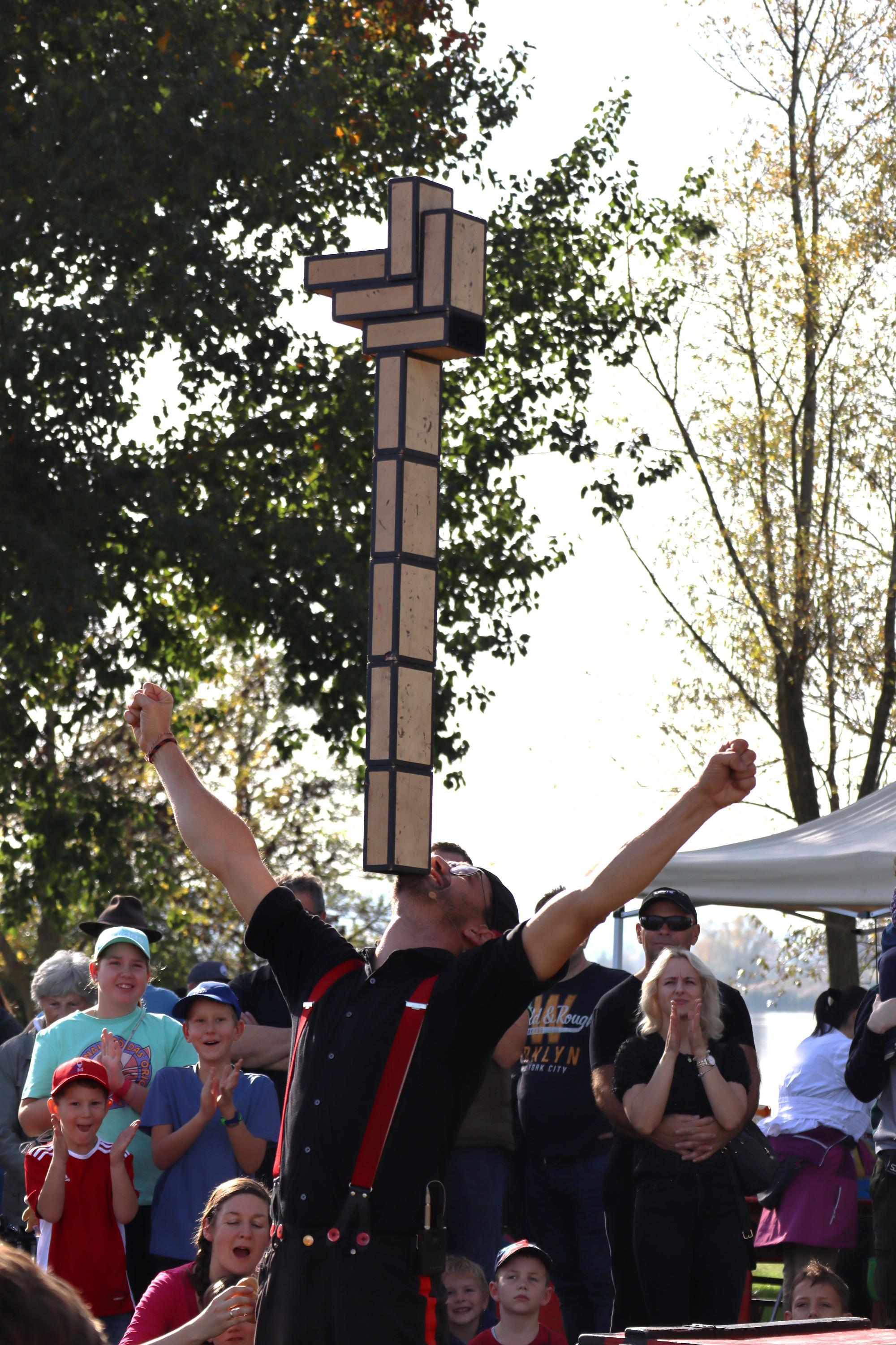 Lachen und Staunen: Stefan Eichbauer vom Spaßkoffer verband Comedy und Artistik.
