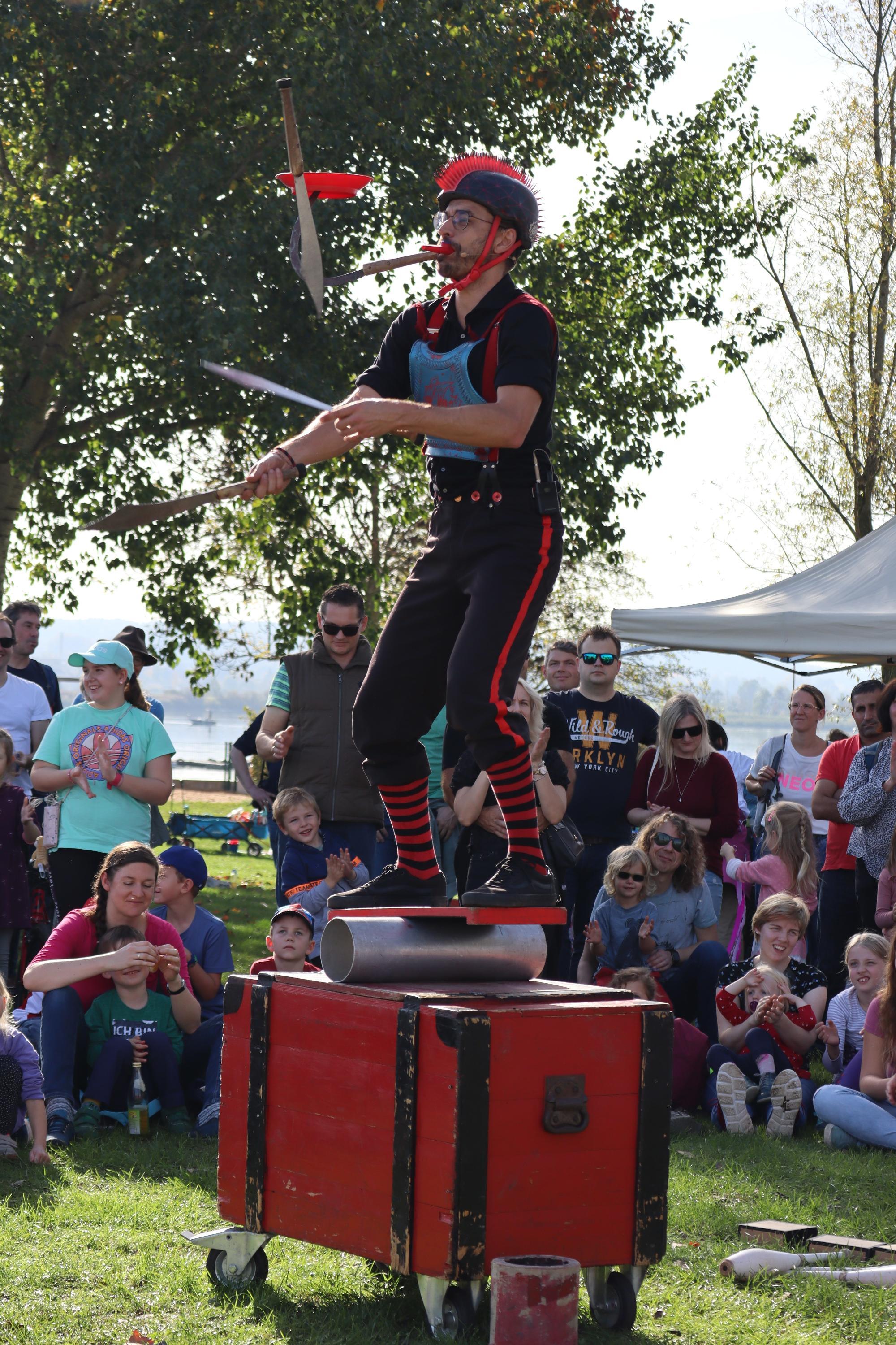  Das Talent zum Multitasking kann man „Eichi“ schwer absprechen, er begeisterte beim Drachenfest am Altmühlsee das Publikum mit seinen akrobatischen und humoristischen Einlagen.