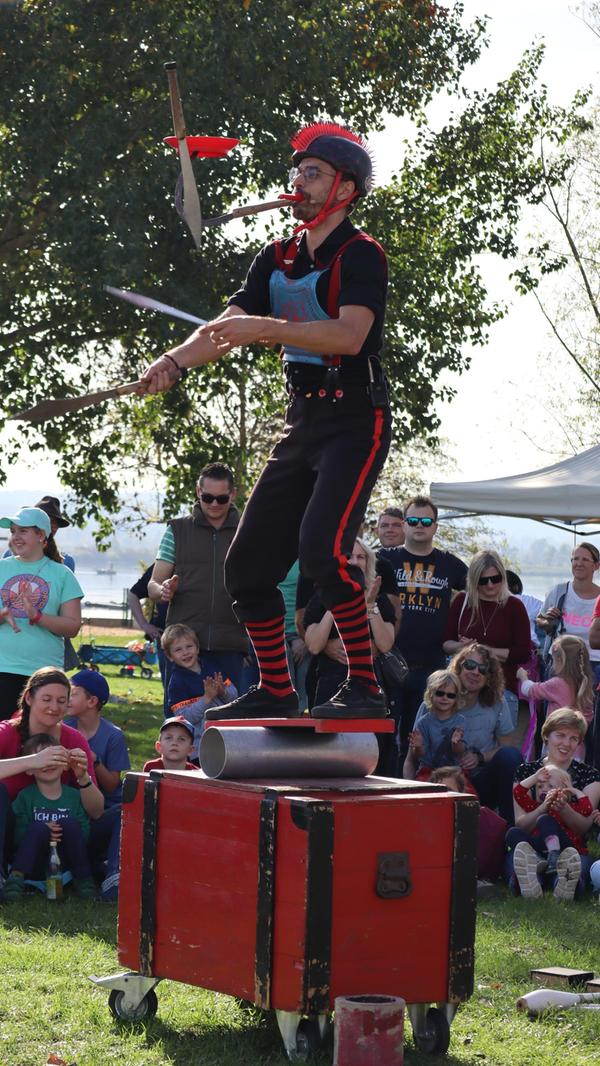 Das Talent zum Multitasking kann man „Eichi“ schwer absprechen, er begeisterte beim Drachenfest am Altmühlsee das Publikum mit seinen akrobatischen und humoristischen Einlagen.