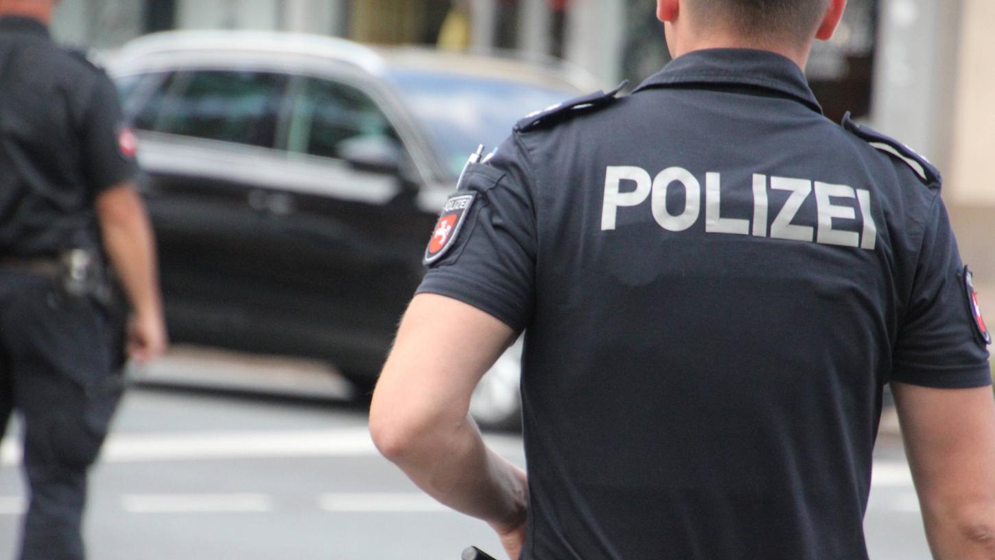 Ein 39-Jähriger wurde in Bamberg festgenommen, nachdem er seine Freundin würgte. Ein 39-Jähriger wurde in Bamberg festgenommen, nachdem er seine Freundin würgte.