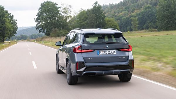 Der X1 sDrive 18i verzichtet auf Elektrifizierung, bei sDrive 20i und xDrive 23i handelt es sich um 48-Volt-Mildhybride. "s" steht für Front-, "x" für Allradantrieb.