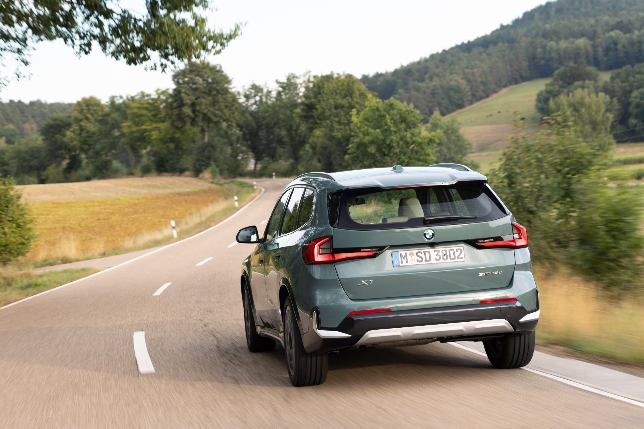 Wiederum fährt der Einsteiger (sDrive 18d) nicht elektrifiziert vor, während xDrive 20d und xDrive 23d mit 48-Volt-Mildhybridtechnik arbeiten.