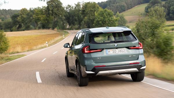 Wiederum fährt der Einsteiger (sDrive 18d) nicht elektrifiziert vor, während xDrive 20d und xDrive 23d mit 48-Volt-Mildhybridtechnik arbeiten.