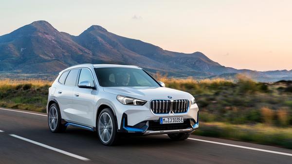 Der rein elektrische X1 heißt iX1 xDrive30. Sein Leistungspotenzial liegt bei 230 kW/313 PS.