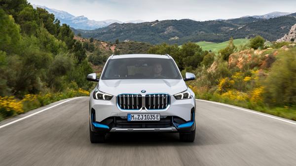 Ein 64,7-kWh-Akku sorgt zumindest auf dem Papier für 440 Kilometer Maximal-Reichweite.