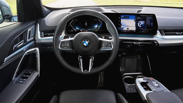 Instrumentendisplay und Touchscreen fügen sich zu einem volldigitalen, leicht fahrerorientierten Anzeigenverbund.