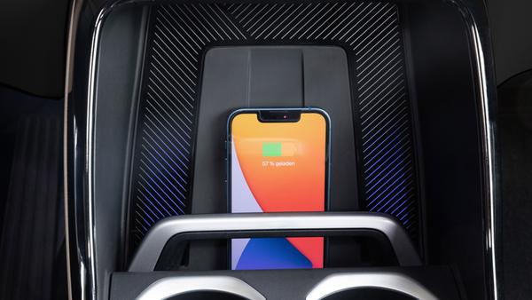 Gut gelöst: Das Smartphone wird aufrecht auf der induktiven Ladefläche positioniert und bleibt so im Blickfeld.