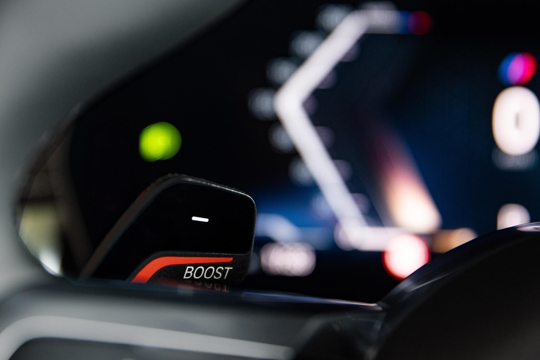 Über das linke Lenkrad-Paddle wird die Boost-Funktion aktiviert.