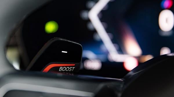 Über das linke Lenkrad-Paddle wird die Boost-Funktion aktiviert.