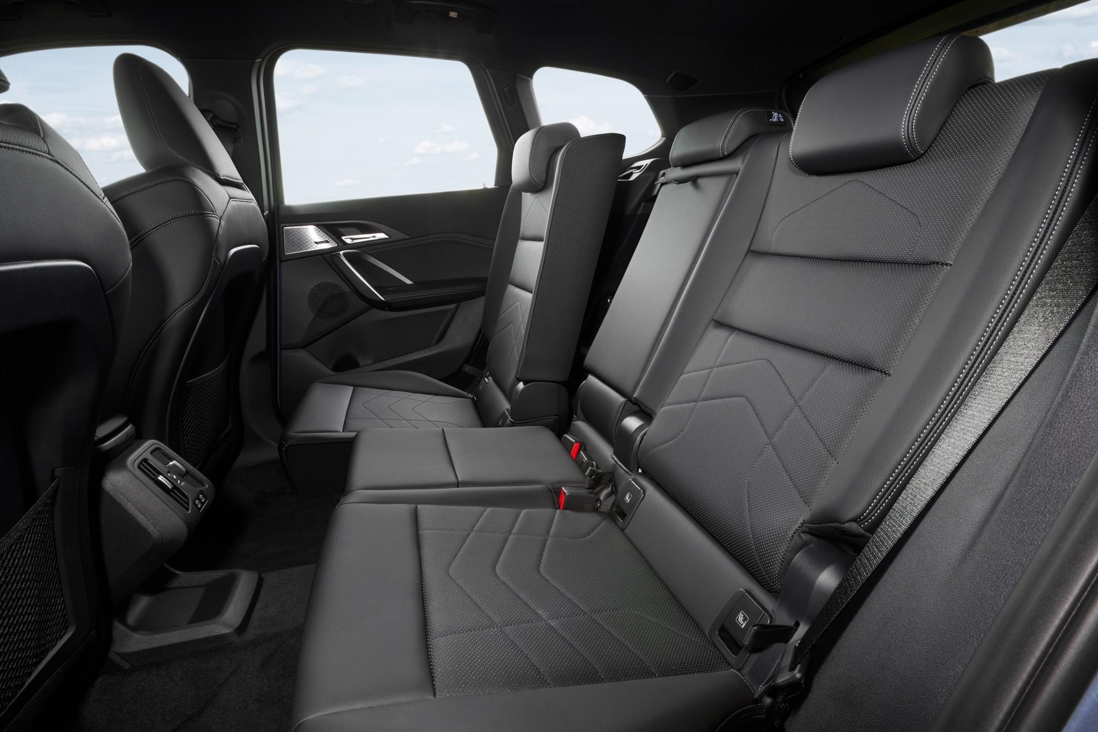 Die Rücksitzlehnen können in der Neigung verstellt werden. Bei den Verbrennern lassen sich die Fondsitze auch längs verschieben.
