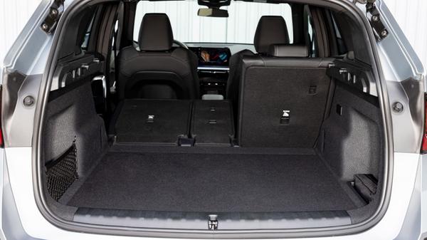 Der Gepäckraum variiert zwischen 540 und 1600 Litern. Beim elektrischen X1 und bei den Plug-in-Hybriden schrumpft das Stauvolumen auf 490 bis 1495 Liter. Die elektrische Heckklappe gehört zur Serienausstattung.