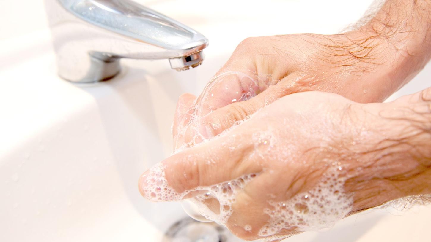 Sorgfältig und vor allem lange genug einseifen - das ist beim Händewaschen wichtig.