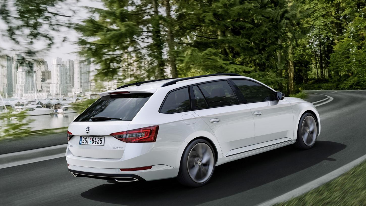 Platz da! Nein, auch wenn es sehr dynamische Versionen vom Skoda Superb gibt, meint das vor allem das riesiege Raumangebot. Platz da! Nein, auch wenn es sehr dynamische Versionen vom Skoda Superb gibt, meint das vor allem das riesiege Raumangebot.