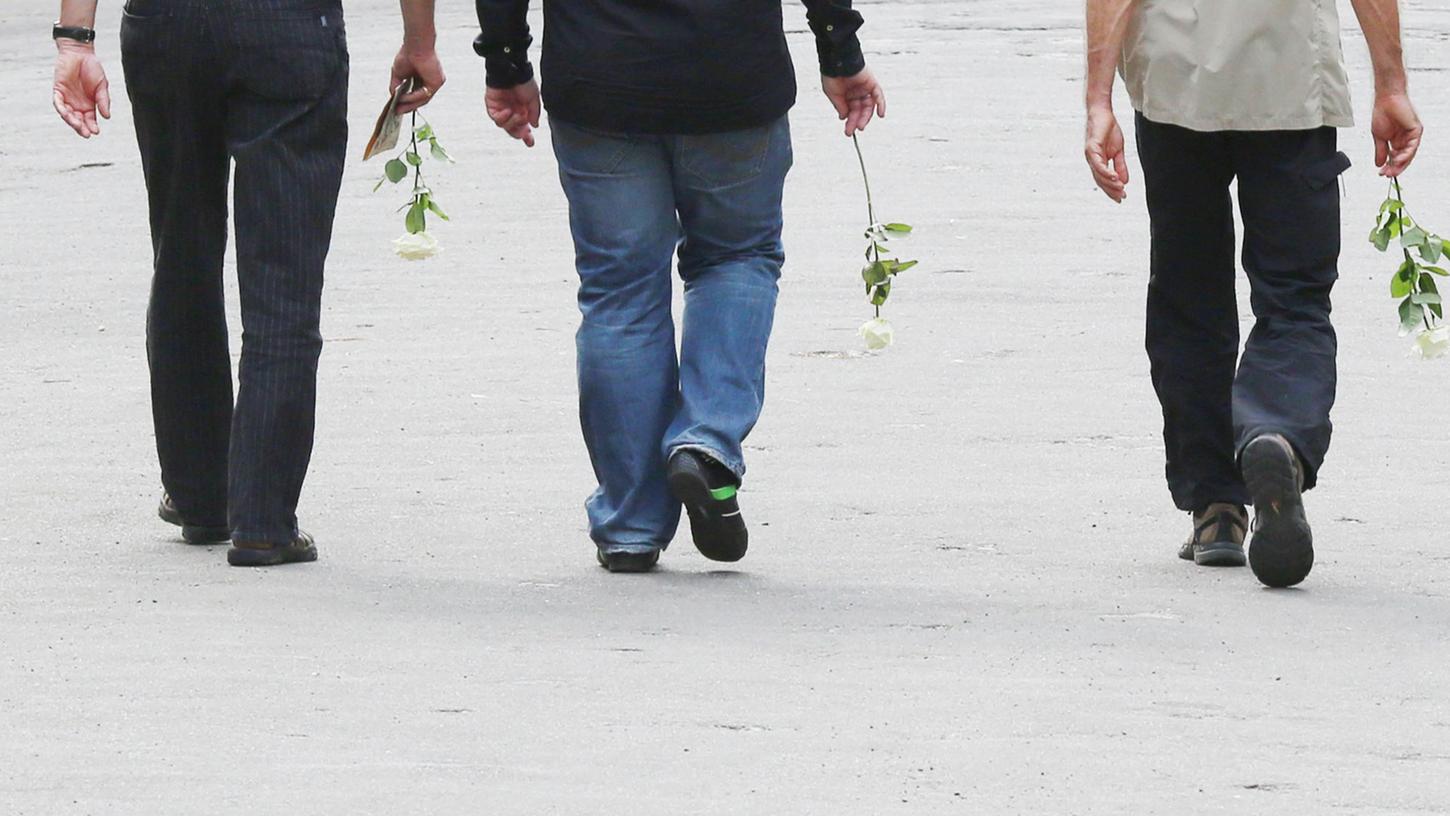 Ein Todesfall in der Familie kann psychisch und finanziell belastend sein. Viele Arbeitgeber gewähren ihren Arbeitnehmenden darum Sonderurlaub. Ein Todesfall in der Familie kann psychisch und finanziell belastend sein. Viele Arbeitgeber gewähren ihren Arbeitnehmenden darum Sonderurlaub.