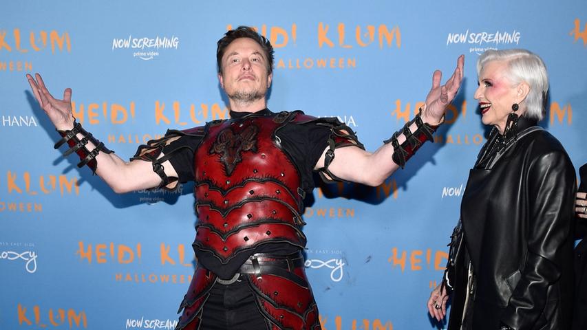 Hoher Besuch: Elon Musk kommt mit seiner Mutter Maye Musk zu Heidi Klums Halloween-Party Hoher Besuch: Elon Musk kommt mit seiner Mutter Maye Musk zu Heidi Klums Halloween-Party