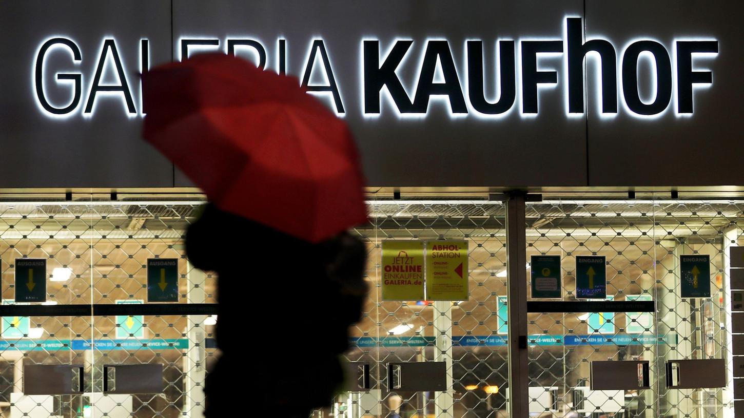 Zum zweiten Mal innerhalb von weniger als zwei Jahren musste der Handelsriese am Montag den Weg zum Insolvenzgericht antreten und Rettung in einem Schutzschirmverfahren suchen. Zum zweiten Mal innerhalb von weniger als zwei Jahren musste der Handelsriese am Montag den Weg zum Insolvenzgericht antreten und Rettung in einem Schutzschirmverfahren suchen.