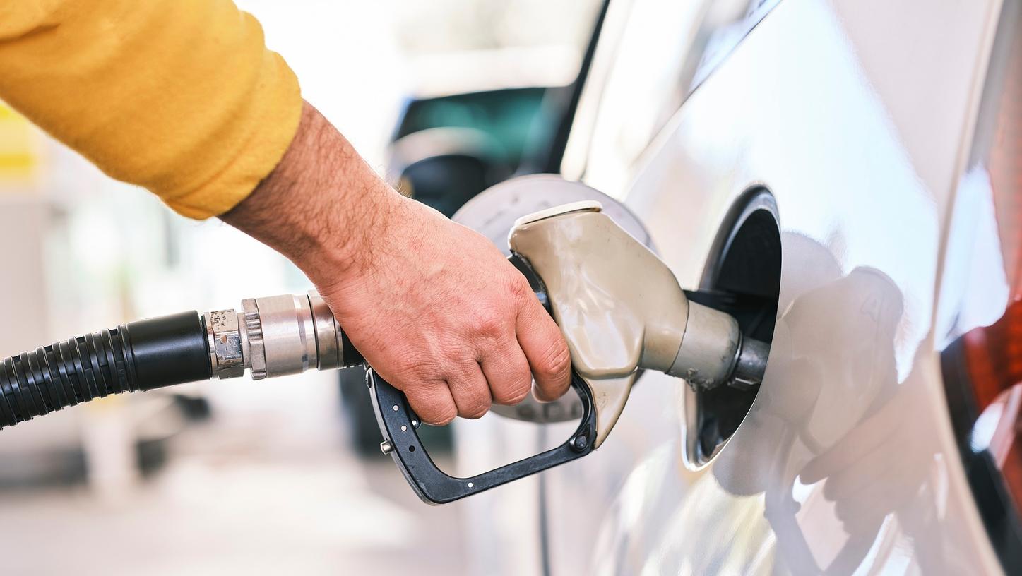 An der Tankstelle muss man inzwischen tief in die Tasche greifen. An der Tankstelle muss man inzwischen tief in die Tasche greifen.