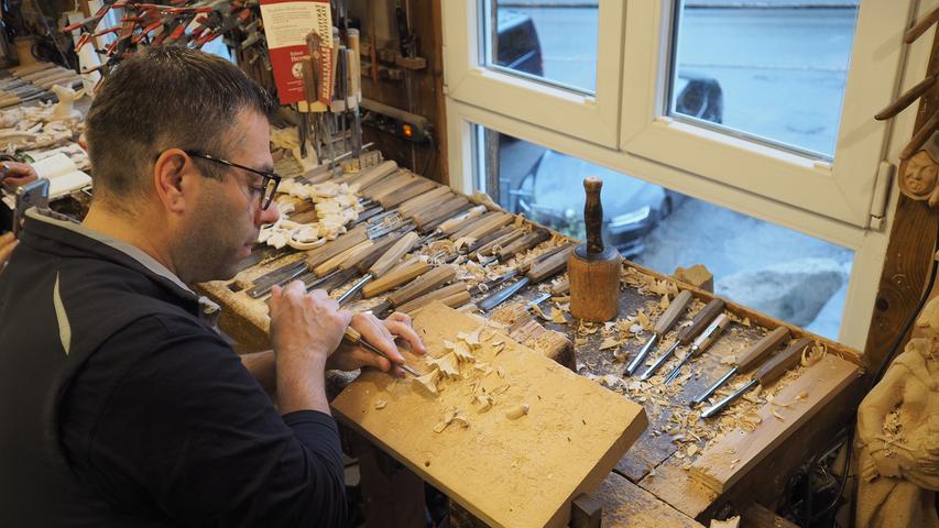 Viel Holz gibt es in der Werkstatt von Christophe Herr in Schonach. In fünfter Generation stellt er in Handarbeit Kuckucksuhren her.