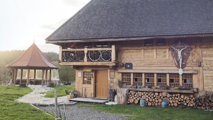 Der ursprüngliche Reinertonishof brannte 2006 ab. Familie Duffner baute den Hof originalgetreu aus Holz wieder auf. 