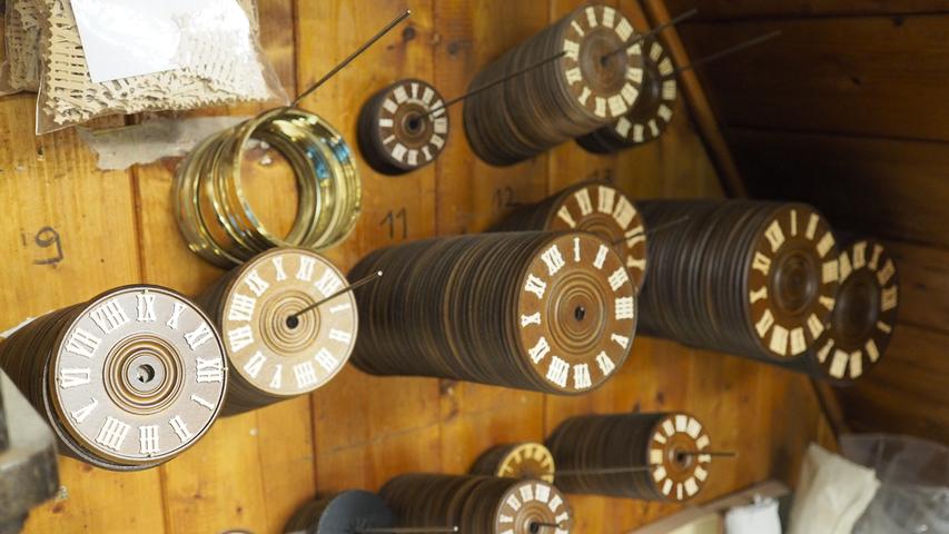 Im Hochschwarzwald hat sich eine kleine Uhrenindustrie erhalten. Diese stellt neben den Uhrwerken und Zifferblättern ebenfalls die Pfeifen her, die für den charakteristischen Kuckuckston sorgen. 