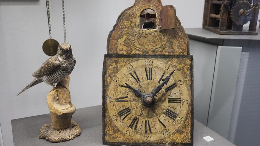Die älteste Kuckucksuhr im Museum stammt von 1780. Neben dem Gehäuse ist auch das gesamte Uhrwerk aus Holz - die Zünfteregeln haben es verboten, Metall zu verarbeiten. Und Holz gab es im Schwarzwald auch reichlich.