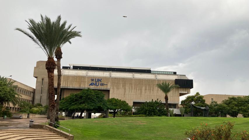 Tel Aviv, die zweitgrößte Stadt Israels, ist nicht nur wegen des Flughafens, den einige Fluggesellschaften auch von Deutschland aus direkt ansteuern, ein guter Ausgangspunkt, um das Land zu erkunden. In der Stadt befindet sich auch das größte jüdische Museum der Welt. Erst 2021 neu eröffnet, bietet "ANU – Museum der jüdischen Menschen" einen multimedial aufbereiteten Überblick über das Judentum und dessen Geschichte – der perfekte Einstieg, um das Land und seine Menschen besser kennenzulernen. Die spannende Reisereportage mit den fünf besten Orten zu dieser Bildergalerie lesen Sie unter www.nn.de/leben/reisen