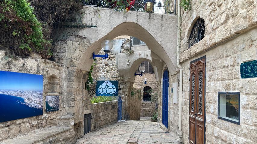 Jaffa ist aber nicht nur bei Touristen wegen seiner malerischen Kulisse beliebt. Viele Künstlerinnen und Künstler haben hier in den alten Steinhäusern ihre Ateliers und stellen in den engen Gassen ihre Kunst aus. Die spannende Reisereportage mit den fünf besten Orten zu dieser Bildergalerie lesen Sie unter www.nn.de/leben/reisen
