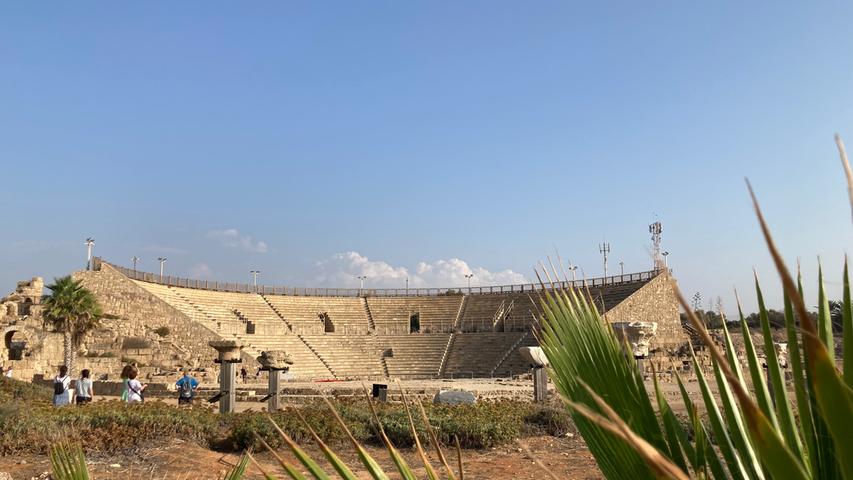 Weiter entlang der Küste liegt das Unesco-Weltkulturerbe Caesarea – einer, der insgesamt 66 Nationalparks Israels. König Herodes ließ die Hafenstadt in den Jahren 22 bis 10 vor Christi zu Ehren des römischen Kaisers Augustus erbauen, um dessen Gunst zu gewinnen. Bis heute sind auch einige Ruinen der damaligen Stadt sichtbar, wie das Theater. 
