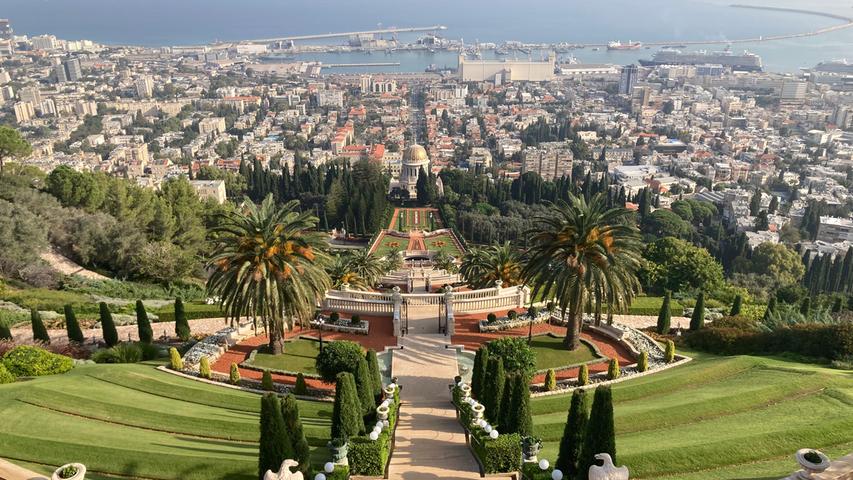 Weiter entlang der Küste Israels liegt auch die drittgrößte Stadt des Landes Haifa. Wer in die Stadt hineinfährt, dem fallen sofort die "Bahai Gardens" auf, die 2008 zum Weltkulturerbe ernannt wurden. Das Bahaitum ist eine Religion, die Mitte des 19. Jahrhunderts gegründet wurde und heute rund einige Millionen Anhänger hat.