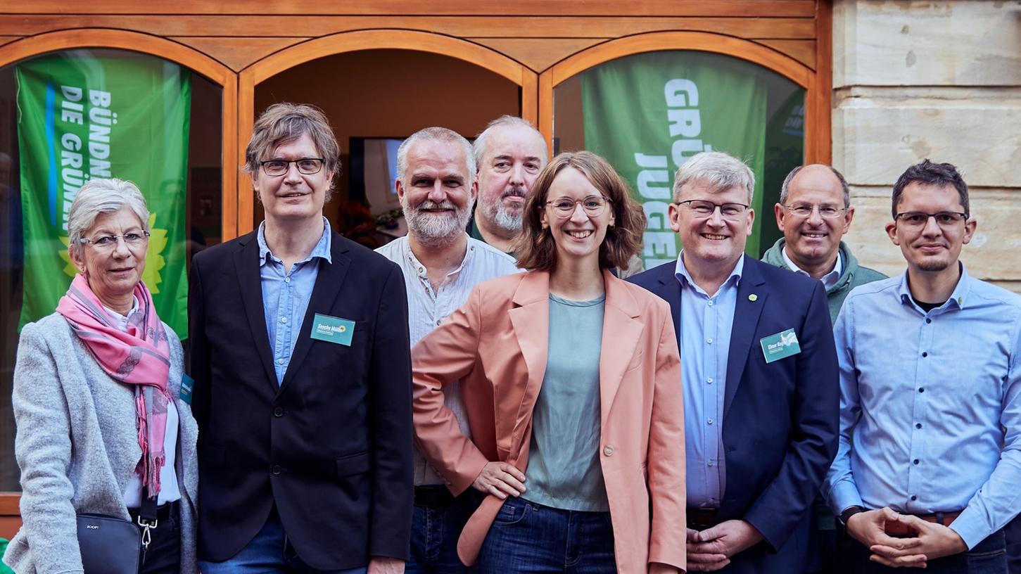 Feierten die Eröffnung der Kreisgeschäftsstelle: (v. l.) Gabriele Drechsler (Kreisrätin), Bundestagsabgeordneter Sascha Müller,  die Kreisvorstände Günter Bolz  und Werner Koch, Eva Lettenbauer (Vorsitzende Grüne Bayern), Landtagsabgeordneter Elmar Hayn, Stadtrat Benedikt Bisping und der Direktkandidat für den Landtag, Aaron Mühlendyck.