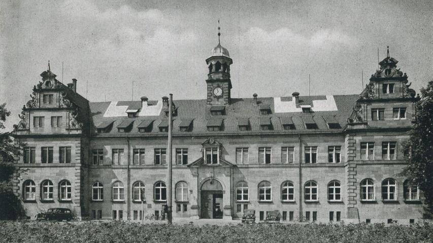 Große Rote Kreuze wie hier auf dem Verwaltungsgebäude sollten das Krankenhaus im Zweiten Weltkrieg vor Bombardements bewahren – leider ohne Erfolg.