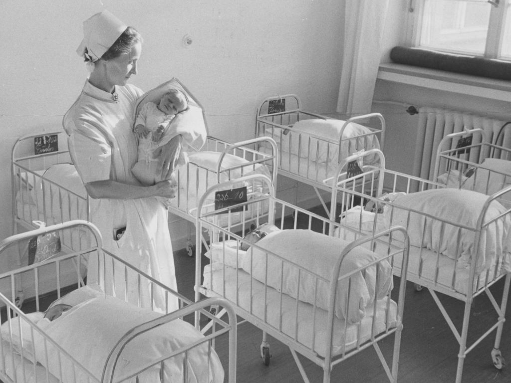 Eine Schwester versorgt die Neugeborenen: Ein Blick in die Frauenklinik an der Flurstraße im Jahr 1955.