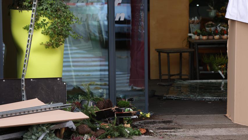 Auto fährt in Mittelfranken rückwärts in Edeka-Center - Kundin stirbt