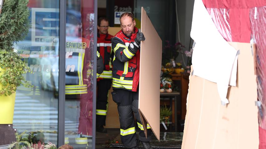 Auto fährt in Mittelfranken rückwärts in Edeka-Center - Kundin stirbt