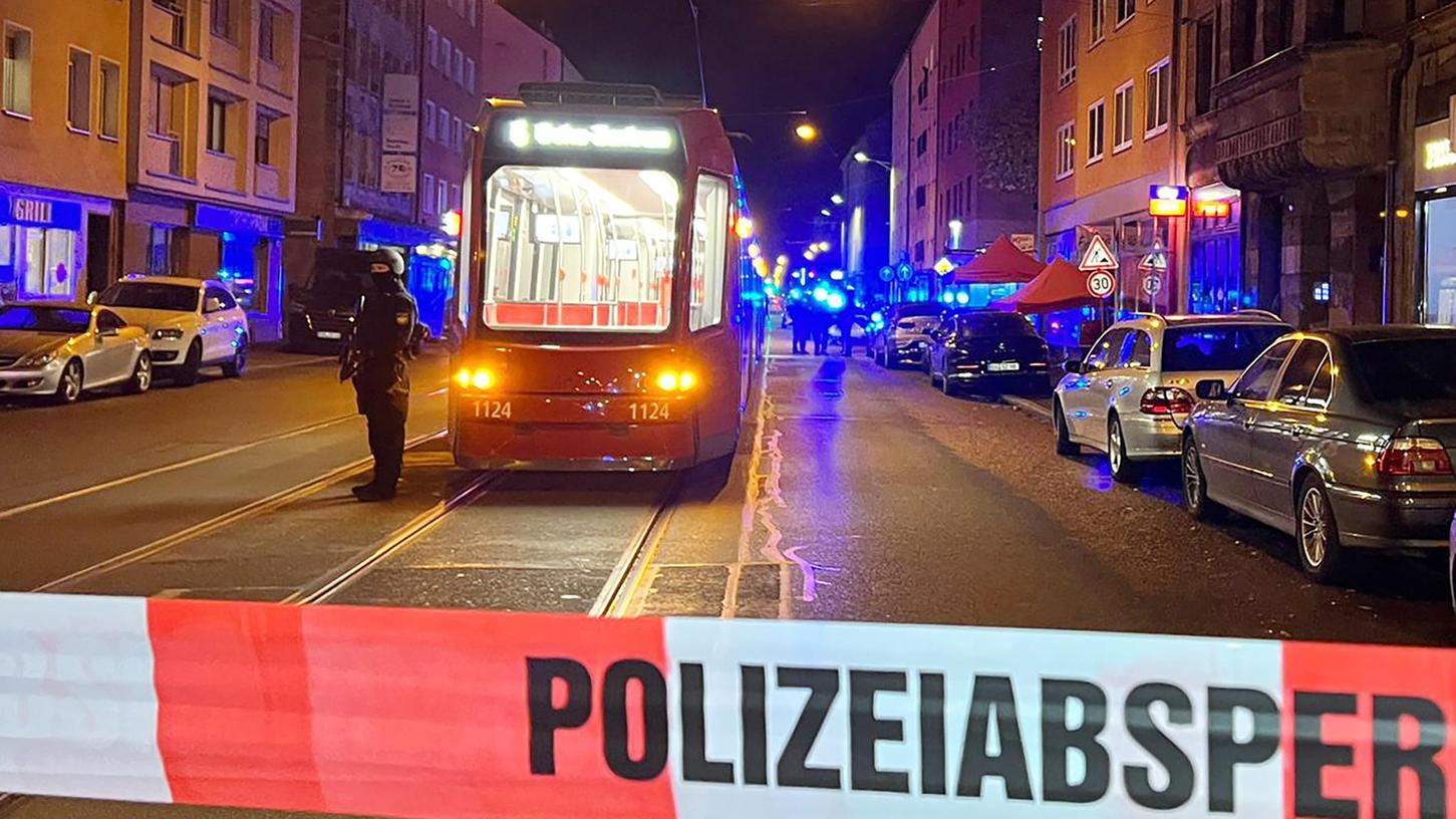 Nach den tödlichen Schüssen in der Nürnberger Landgrabenstraße war der Tatort weiträumig abgesperrt worden. Der mutmaßliche Täter ist nach wie vor auf der Flucht.