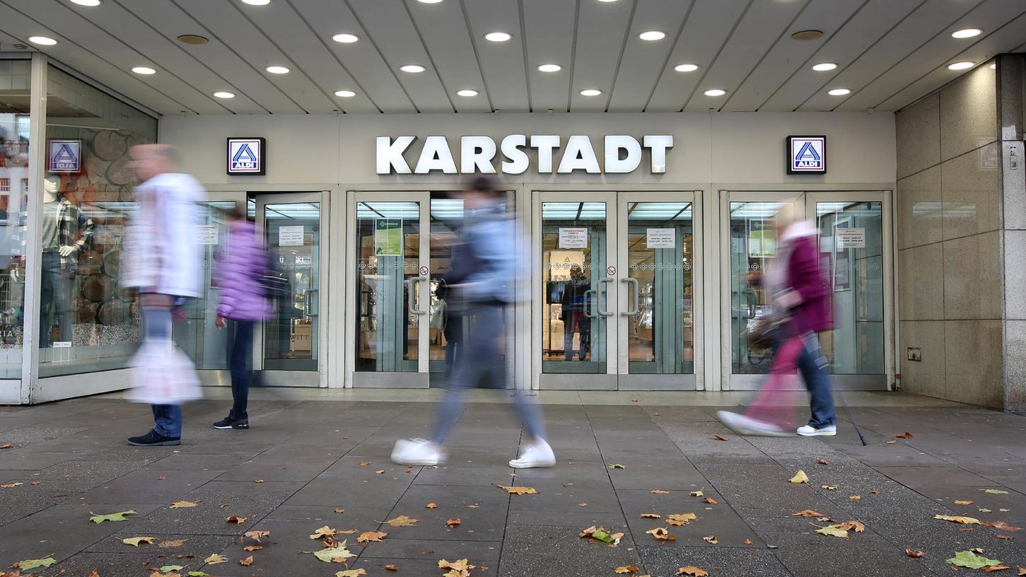 Passanten gehen an einer Karstadt-Filiale der Warenhauskette Galeria Karstadt Kaufhof in der Osterstraße im Stadtteil Eimsbüttel in Hamburg entlang Aufnahme mit Langzeitbelichtung. Der Konzern wird möglicherweise zahlreiche Filialen im gesamten Bundesgebiet schließen. Passanten gehen an einer Karstadt-Filiale der Warenhauskette Galeria Karstadt Kaufhof in der Osterstraße im Stadtteil Eimsbüttel in Hamburg entlang Aufnahme mit Langzeitbelichtung. Der Konzern wird möglicherweise zahlreiche Filialen im gesamten Bundesgebiet schließen.