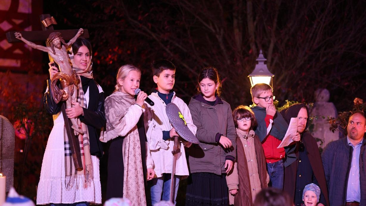 Den Heiligen auf der Spur - Eine Nachtwanderung von und für Kinder in Hannberg an Halloween.