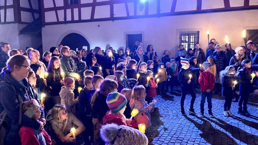 Den Heiligen auf der Spur - Eine Nachtwanderung von und für Kinder in Hannberg an Halloween.
