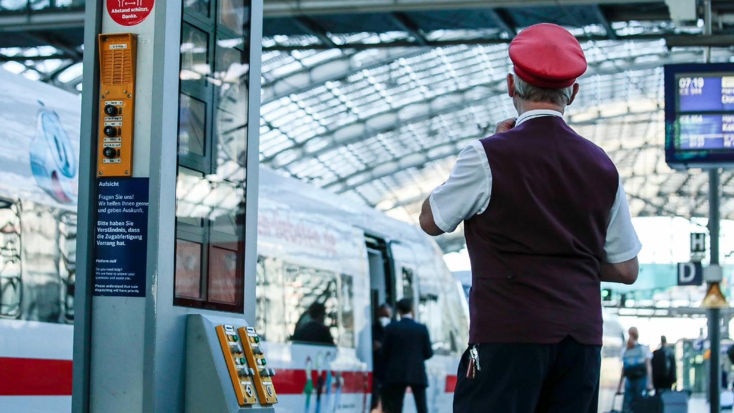 Mitarbeiterinnen und Mitarbeiter der Deutschen Bahn dürfen ihre Dienstkleidung ab sofort frei von ihrer geschlechtlichen Identität wählen. Damit sollen "deutliche Individualisierungmöglichkeiten" geschaffen werden.